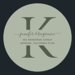 Modern Sage Green Script Monogram Rücksendeadresse Runder Aufkleber<br><div class="desc">Moderne,  personalisierte weise grüne Monogramm-Etiketten mit Rücksendeadresse im modernen Script-Schriftart. Einfach online personalisieren. Bitte verwenden Sie einen kleinen Brief für Ihr Monogramm. Passende Gegenstände zur Ergänzung dieser eleganten und minimalistischen monogramm Hochzeitsfeier Rücksendeadressen-Aufkleber.</div>