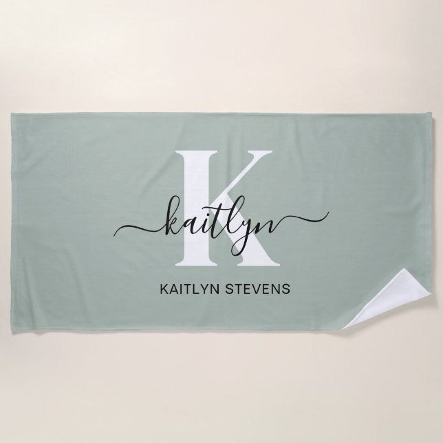 Modern Sage Green Script Monogram Strandtuch (Vorderseite)