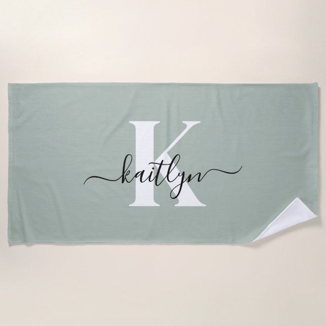 Modern Sage Green Script Monogram Strandtuch (Vorderseite)