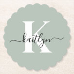 Modern Sage Green Script Monogram Untersetzer<br><div class="desc">Diese schlichten, eleganten schlanke, runde Untersetzer mit gerundeten Kanten mit Ihrem Vornamen in einem trendigen Schriftart in schwarz und Ihr erster Einstieg in einen modernen Schriftart mit weißer Kappe sind ideal für den behalt von Tischen und Zählern, die frei von Wasserringen sind. Sie nehmen Tröpfchen auf, damit Sie sich keine...</div>