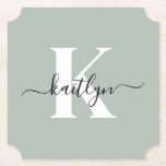 Modern Sage Green Script Monogram Untersetzer<br><div class="desc">Diese schlichten, eleganten, schwarz formatierten Untersetzer mit dem Vornamen in einem trendigen Schriftart und der erste Einstieg in einen modernen Schriftart in Weiß sind ideal, um Tische und Schalter ohne Wasserringe behalten. Sie nehmen Tröpfchen auf, damit Sie sich keine Sorgen machen müssen, wenn Sie unterhalten oder einen Drink genießen. Sie...</div>