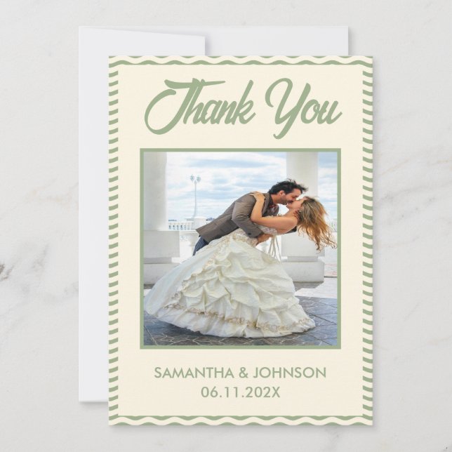 Modern Sage Green Wavy Stripe Wedding Photo Dankeskarte (Vorderseite)