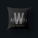 Modern Schwarz-weiße Mr. Monogram Date Kissen<br><div class="desc">Mit diesem stilvollen Zuhause-Dekor mit dem modernen Schwarz-Weiß-Monogram-Kissen mit mit Monogramm Anfangsdatum Mr. & Mrs. und festem Datum fügen Sie Ihrem Raum eine persönliche Touch hinzu. Einfach anpassbar,  um Ihren eigenen Namen und Ihre Initialen anzuzeigen,  ist es die perfekte Mischung aus Komfort und Personalisierung für Ihre Zuhause!</div>