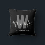 Modern Schwarz-weiße Mr. Monogram Date Kissen<br><div class="desc">Mit diesem stilvollen Zuhause-Dekor mit dem modernen Schwarz-Weiß-Monogram-Kissen mit mit Monogramm Anfangsdatum Mr. & Mrs. und festem Datum fügen Sie Ihrem Raum eine persönliche Touch hinzu. Einfach anpassbar,  um Ihren eigenen Namen und Ihre Initialen anzuzeigen,  ist es die perfekte Mischung aus Komfort und Personalisierung für Ihre Zuhause!</div>