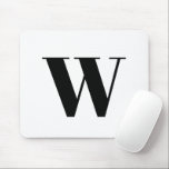 Modern Schwarz-weißer, benutzerdefinierter Anfangs Mousepad<br><div class="desc">Moderne,  elegante und elegante Schrift mit elegantem Mouse-Pad,  individuell auf das jeweilige Monogramm zugeschnitten,  initial,  brillant,  schwarz und weiß.</div>