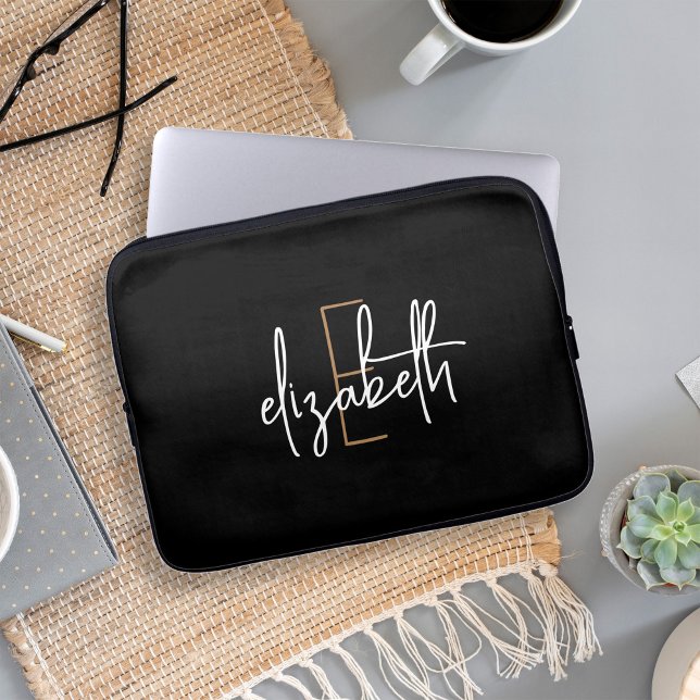 Modern Schwarz-weißer Monogrammname Laptopschutzhülle (Von Creator hochgeladen)