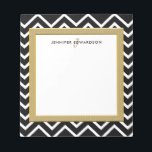 Modern Schwarz-weißer Zickzack Mustermonogramm Notizblock<br><div class="desc">Modernes,  Zickzack-weißes und goldenes personalisiertes Notizblock in Schwarz und Weiß. Schwarz-Weiß-Zickzack Design mit Monogramm und Namen. Sie können Ihren eigenen Namen oder Text und Monogramm hinzufügen.</div>