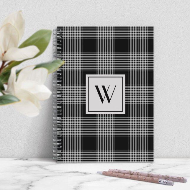 Modern Schwarzweiß-Karierte Monogramm Notizblock (Modern Black And White Plaid Monogram Notebook)
