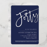 MODERN SCRIPT 40. Geburtstag Party blau Folieneinladung<br><div class="desc">von kat massard >>> https://linktr.ee/simplysweetpaperie <<< Ein trendiges, handgeschriebenes Einladungs-Design für Ihren 40. Geburtstag - ich habe die meisten Altersstufen im Geschäft TIP :: 1. Um Grafiken und Schriftart zu ändern/zu verschieben und mehr Text hinzuzufügen, klicken Sie auf den Button "Anpassen". - - - - - - - - -...</div>