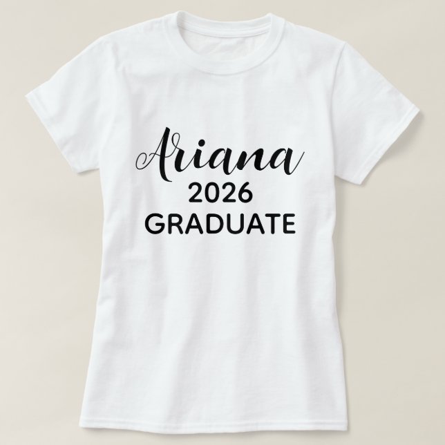 Modern Script Black White 2026 Graduate Name T-Shirt (Design vorne)
