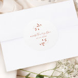 Modern Script Botanical Terracotta Wedge Runder Aufkleber<br><div class="desc">Setzen Sie die Touch auf Ihre Hochzeitsbrillen und Hochzeitspackungen mit diesem modernen botanischen Terrakotta und klassischem Kalligraphie-Skript-Design. Ideal für Hochzeiten,  Brautparty,  Abendessen und vieles mehr.</div>
