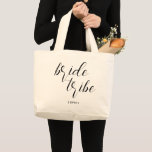 Modern Script Bride Tribe Bridesmaid Name Jumbo Stoffbeutel<br><div class="desc">Überraschen Sie Ihre Brautjungfrauen mit personalisierten Brautparty Geschenken und nutzen Sie diese Tote-Tasche, um alle zusammen zu bündeln. Diese moderne und minimalistische Tote-Tasche ist mit dem "Brautstamm" in einem modernen Kalligraphie-Schrift ausgestattet. Personalisieren Sie den Namen auf der Vorderseite der Tasche. Sowohl das kalligraphische Wort als auch der Name können in...</div>
