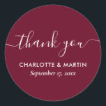 Modern Script Burgundy Polterabend Vielen Dank Runder Aufkleber<br><div class="desc">Erstellen Sie Ihre eigene personalisierte burgundy Hochzeit danke Ihnen Aufkleber für Ihre Hochzeit/Dusche. Mit Ihren Hochzeitsdetails können Sie ganz einfach online personalisieren. Die passenden Elemente ergänzen diese minimalistischen,  aber eleganten bordeauxroten Hochzeitsaufkleber/Duschaufkleber mit modernem Script-Schriftart.</div>