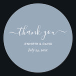 Modern Script Dusty Blue Wedding Vielen Dank Runder Aufkleber<br><div class="desc">Moderne personalisierte staubblaue Hochzeit danke Ihnen Aufkleber mit modernem Drehbuch. Einfach online personalisieren. Passende Artikel,  die diese minimalistisch staubigen blauen Hochzeitsticker ergänzen.</div>