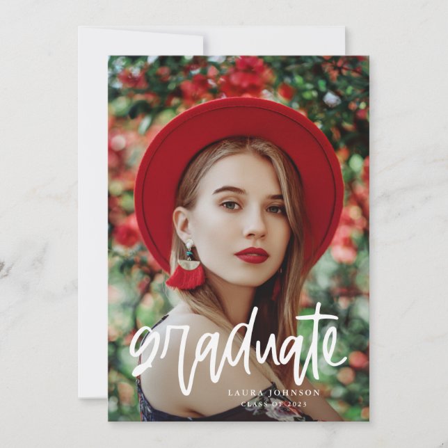 Modern Script Graduate Graduation Party Einladung (Vorderseite)