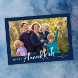 Modern Script Happy Hanukkah Foto Feiertagskarte<br><div class="desc">Diese Hanukkuh flache Grußkarte verfügt über ein horizontales Foto auf dunkelblauem Hintergrund und ist mit modernem Schriftzeichen versehen.</div>
