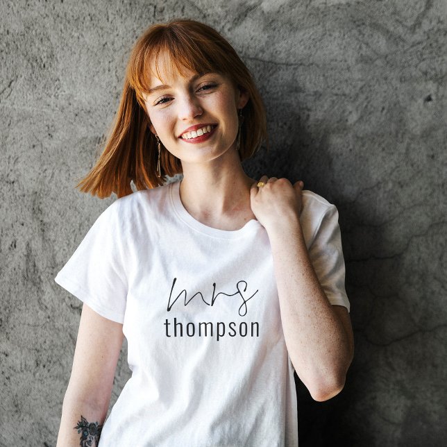 Modern Script Mrs. Name T-Shirt (Von Creator hochgeladen)