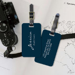 Modern Script Name Address Luggage Tag Gepäckanhänger<br><div class="desc">Die personalisierte Gepäckmarke - ein stilvolles und praktisches Accessoire, das Ihre Reise noch angenehmer macht. Dieses Tag wurde mit einem eleganten marineblauen Hintergrund und knalligem weißem Text entworfen und verbindet Ästhetik und Funktionalität nahtlos. Die Vorderseite des Tags zeigt stolz Ihren Namen in Skripten an, um sicherzustellen, dass Ihr Gepäck sich...</div>