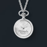 Modern Script Personalisiert Bridesmaid Armbanduhr<br><div class="desc">Fügen Sie Ihrer Hochzeit eine persönliche Touch mit einem personalisierten Brautjunggeschenk hinzu. Dieses Design zeichnet sich durch den personalisierten Namen einer Brautjungfrau aus, die im Stil eines grauen, modernen Schriftartes mit Drehbuch und Hochzeitsdatum in einem grau-modernen Sans Serif Schriftart Stil auf weißem Marmorboden. Auch perfekt für Trauzeugin, Mutter der Braut...</div>