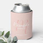 Modern Script Personalisiert Bridesmaid Dosenkühler<br><div class="desc">Fügen Sie Ihrer Hochzeit eine persönliche Touch mit einem personalisierten Brautjunggeschenk hinzu. Dieses Design zeichnet sich durch den personalisierten Namen einer Brautjungfrau aus, die im Stil eines modernen Schriftartes mit weißer Schrift und Monogramm im modernen, rot-rosa Schriftart-Stil gehalten ist, als Hintergrund mit dem Titel und dem Hochzeitdatum in weißem, modernem...</div>