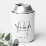 Modern Script Personalisiert Bridesmaid Dosenkühler<br><div class="desc">Fügen Sie Ihrer Hochzeit eine persönliche Touch mit einem personalisierten Brautjunggeschenk hinzu. Dieses Design zeichnet sich durch den personalisierten Namen der Brautjungfrau aus, der im Stil eines grauen, modernen Drehbuch-Schriftartes und Monogramm im hellgrauen, modernen Schriftart-Stil als Hintergrund mit Titel und Hochzeitsdatum in grauem, modernem Sans Serif-Schriftart auf weißem Hintergrund ist....</div>