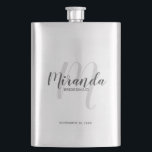 Modern Script Personalisiert Bridesmaid Flachmann<br><div class="desc">Fügen Sie Ihrer Hochzeit eine persönliche Touch mit einer personalisierten Bräunungsflasche hinzu. Dieser Kolben weist den personalisierten Namen einer Brautjungfrau auf, der im Stil eines grauen, modernen Schriftartes und Monogramm im hellgrauen, modernen Schriftart-Stil mit Drehbuch und Hochzeitstag im Stil eines grauen, modernen Sans Serif-Schriftartes steht. Auch perfekt für Trauzeugin, Mutter...</div>