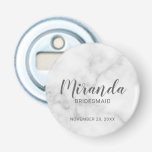 Modern Script Personalisiert Bridesmaid Flaschenöffner<br><div class="desc">Fügen Sie Ihrer Hochzeit eine persönliche Touch mit einem personalisierten Brautjunggeschenk hinzu. Dieses Design zeichnet sich durch den personalisierten Namen einer Brautjungfrau aus, die im Stil eines grauen, modernen Schriftartes mit Drehbuch und Hochzeitsdatum in einem grau-modernen Sans Serif Schriftart Stil auf weißem Marmorboden. Auch perfekt für Trauzeugin, Mutter der Braut...</div>