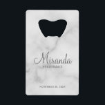 Modern Script Personalisiert Bridesmaid Geldbeutel Flaschenöffner<br><div class="desc">Fügen Sie Ihrer Hochzeit eine persönliche Touch mit einem personalisierten Brautjunggeschenk hinzu. Dieses Design zeichnet sich durch den personalisierten Namen einer Brautjungfrau aus, die im Stil eines grauen, modernen Schriftartes mit Drehbuch und Hochzeitsdatum in einem grau-modernen Sans Serif Schriftart Stil auf weißem Marmorboden. Auch perfekt für Trauzeugin, Mutter der Braut...</div>