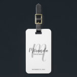 Modern Script Personalisiert Bridesmaid Gepäckanhänger<br><div class="desc">Fügen Sie Ihrer Hochzeit eine persönliche Touch mit einem personalisierten Gepäckanhänger der Brauerei hinzu. Dieses Gepäckanhänger zeichnet sich durch den personalisierten Namen einer Brautjungfrau aus, der im Stil eines grauen, modernen Drehbuch-Schriftartes und in Monogramm im hellgrauen, modernen Schriftart-Stil gehalten ist. Der Hintergrund ist mit dem Titel und dem Hochzeitdatum in...</div>
