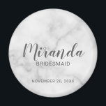 Modern Script Personalisiert Bridesmaid Magnet<br><div class="desc">Fügen Sie Ihrer Hochzeit eine persönliche Touch mit einem personalisierten Magneten für Bräuner hinzu. Dieser Magnet zeichnet sich durch den personalisierten Namen einer Brautjungfrau aus, die im Stil eines grauen, modernen Drehbuchschreibers im Schriftart-Stil mit dem Titel und dem Hochzeitstag in einem grau-modernen Sans-Serif-Schriftart auf weißem Marmorboden ist. Auch perfekt für...</div>