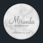 Modern Script Personalisiert Bridesmaid Magnet<br><div class="desc">Fügen Sie Ihrer Hochzeit eine persönliche Touch mit einem personalisierten Magneten für Bräuner hinzu. Dieser Magnet zeichnet sich durch den personalisierten Namen einer Brautjungfrau aus, die im Stil eines grauen, modernen Drehbuchschreibers im Schriftart-Stil mit dem Titel und dem Hochzeitstag in einem grau-modernen Sans-Serif-Schriftart auf weißem Marmorboden ist. Auch perfekt für...</div>