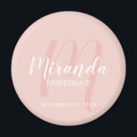 Modern Script Personalisiert Bridesmaid Magnet<br><div class="desc">Fügen Sie Ihrer Hochzeit eine persönliche Touch mit einem personalisierten Magneten für Bräuner hinzu. Dieser Magnet zeichnet sich durch den personalisierten Namen einer Brautjungfrau aus, der im Stil eines modernen Schriftartes mit weißer Schrift und ein Monogramm im modernen, rosa Schriftart-Stil mit rosa Schrift als Hintergrund mit dem Titel und dem...</div>