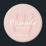 Modern Script Personalisiert Bridesmaid Magnet<br><div class="desc">Fügen Sie Ihrer Hochzeit eine persönliche Touch mit einem personalisierten Magneten für Bräuner hinzu. Dieser Magnet zeichnet sich durch den personalisierten Namen einer Brautjungfrau aus, der im Stil eines modernen Schriftartes mit weißer Schrift und ein Monogramm im modernen, rosa Schriftart-Stil mit rosa Schrift als Hintergrund mit dem Titel und dem...</div>