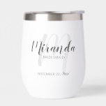 Modern Script Personalisiert Bridesmaid Name<br><div class="desc">Fügen Sie Ihrer Hochzeit eine persönliche Touch mit einem personalisierten Brautjunggeschenk hinzu. Dieses Design zeichnet sich durch den personalisierten Namen der Brautjungfrau aus, der im Stil eines grauen, modernen Drehbuch-Schriftartes und Monogramm im hellgrauen, modernen Schriftart-Stil als Hintergrund mit Titel und Hochzeitsdatum in grauem, modernem Sans Serif-Schriftart auf weißem Hintergrund ist....</div>