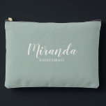 Modern Script Personalisiert Bridesmaid Name Zubehörtasche<br><div class="desc">Modernes Drehbuch Personalisiert Bridesmaid Geschenk mit personalisierten Namen von Brautjungfrau im modernen,  weißen Script-Schriftart Stil mit Titel und Hochzeitdatum in modernen sans serif Schriftart Stil auf schlauer grüner Hintergrund. Auch perfekt für Trauzeugin,  Blume Mädchen,  Mutter der Braut und mehr.</div>