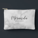Modern Script Personalisiert Bridesmaid Name Zubehörtasche<br><div class="desc">Modernes Drehbuch Personalisiert Bridesmaid Geschenk mit personalisierten Bräunungsnamen in grauem,  modernem Drehbuch-Schriftart mit Titel und Hochzeitsdatum in modernen sans serif Schriftart Stil auf weißem Marmor Hintergrund. Auch perfekt für Trauzeugin,  Blume Mädchen,  Mutter der Braut und mehr.</div>