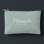 Modern Script Personalisiert Bridesmaid Name Zubehörtasche<br><div class="desc">Modernes Drehbuch Personalisiert Bridesmaid Geschenk mit personalisierten Namen von Brautjungfrau im modernen,  weißen Script-Schriftart Stil mit Titel und Hochzeitdatum in modernen sans serif Schriftart Stil auf schlauer grüner Hintergrund. Auch perfekt für Trauzeugin,  Blume Mädchen,  Mutter der Braut und mehr.</div>