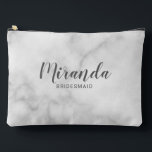 Modern Script Personalisiert Bridesmaid Name Zubehörtasche<br><div class="desc">Modernes Drehbuch Personalisiert Bridesmaid Geschenk mit personalisierten Bräunungsnamen in grauem,  modernem Drehbuch-Schriftart mit Titel und Hochzeitsdatum in modernen sans serif Schriftart Stil auf weißem Marmor Hintergrund. Auch perfekt für Trauzeugin,  Blume Mädchen,  Mutter der Braut und mehr.</div>
