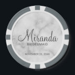 Modern Script Personalisiert Bridesmaid Pokerchips<br><div class="desc">Fügen Sie Ihrer Hochzeit eine persönliche Touch mit personalisierten Poker-Chips für Bräute hinzu. Dieses Design zeichnet sich durch den personalisierten Namen einer Brautjungfrau aus, die im Stil eines grauen, modernen Schriftartes mit Drehbuch und Hochzeitsdatum in einem grau-modernen Sans Serif Schriftart Stil auf weißem Marmorboden. Auch perfekt für Trauzeugin, Mutter der...</div>
