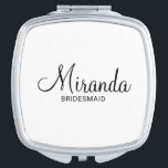 Modern Script Personalisiert Bridesmaid Taschenspiegel<br><div class="desc">Fügen Sie Ihrer Hochzeit eine persönliche Touch mit einem personalisierten Brautjunggeschenk hinzu. Dieses Design zeichnet sich durch den personalisierten Namen einer Brautjungfrau aus, die im modernen, schwarz geschriebenen Schriftart-Stil mit dem Titel und dem Hochzeitdatum in einem schwarz-modernen Sans Serif Schriftart Stil auf weißem Hintergrund ist. Auch perfekt für Trauzeugin, Mutter...</div>