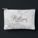 Modern Script Personalisiert Bridesmaid Zubehörtasche<br><div class="desc">Personalisierte Bridesmaid-Geschenke mit dem personalisierten Namen der Brautjungfrau in grauem,  modernem Drehbuch-Schriftart-Stil mit Titel und Hochzeitstermin im modernen serifenlosen Schriftart auf weißem Marmorboden. Auch perfekt für Trauzeugin,  Brautmutter,  Blume Mädchen und mehr.</div>