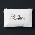 Modern Script Personalisiert Bridesmaid Zubehörtasche<br><div class="desc">Personalisierte Bridesmaid-Geschenke mit dem personalisierten Namen der Brautjungfrau in einem modernen,  schwarzen Schriftart-Stil mit Titel und Hochzeitsdatum in modernen serifenlosen Schriftart-Stil auf weißem Hintergrund. Auch perfekt für Trauzeugin,  Mutter der Braut,  Trauzeuge,  Trauzeuge,  Brautvater und mehr.</div>