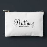 Modern Script Personalisiert Bridesmaid Zubehörtasche<br><div class="desc">Personalisierte Bridesmaid-Geschenke mit dem personalisierten Namen der Brautjungfrau in einem modernen,  schwarzen Schriftart-Stil mit Titel und Hochzeitsdatum in modernen serifenlosen Schriftart-Stil auf weißem Hintergrund. Auch perfekt für Trauzeugin,  Mutter der Braut,  Trauzeuge,  Trauzeuge,  Brautvater und mehr.</div>