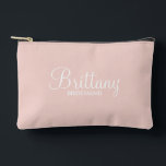 Modern Script Personalisiert Bridesmaid Zubehörtasche<br><div class="desc">Personalisierte Bridesmaid-Geschenke mit dem personalisierten Namen der Brautjungfrau in einem modernen,  weißen Drehbuch-Schriftart-Stil mit Titel und Hochzeitsdatum in modernen Sans Serif-Schriftart-Stil auf rot rosa Hintergrund. Auch perfekt für Trauzeugin,  Brautmutter,  Blume Mädchen und mehr.</div>