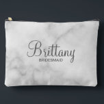 Modern Script Personalisiert Bridesmaid Zubehörtasche<br><div class="desc">Personalisierte Bridesmaid-Geschenke mit dem personalisierten Namen der Brautjungfrau in grauem,  modernem Drehbuch-Schriftart-Stil mit Titel und Hochzeitstermin im modernen serifenlosen Schriftart auf weißem Marmorboden. Auch perfekt für Trauzeugin,  Brautmutter,  Blume Mädchen und mehr.</div>