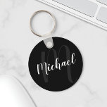 Modern Script Personalisiert Monogram und Name Bla Schlüsselanhänger<br><div class="desc">Personalisiertes Monogramm und Namensgeschenk mit personalisiertem Namen im Stil eines modernen,  weißen Skript-Schriftartes und Monogramm in grauem,  modernen Script-Schriftart-Stil als Hintergrund auf schwarzem Hintergrund. Perfekt als Feriengeschenk,  Familienfavoriten,  Dankeschön für Trauzeugen und Geschenk für alle besondere Anlässe.</div>