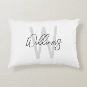 Modern Script Personalisiert Monogram und Name Dekokissen