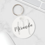 Modern Script Personalisiert Monogram und Name Schlüsselanhänger<br><div class="desc">Personalisiertes Monogramm und Namensgeschenk mit personalisiertem Namen in grauem,  modernem Skript-Schriftart-Stil und Monogramm im hellgrauen modernen Script-Schriftart-Stil als Hintergrund auf weißem Hintergrund. Perfekt als Urlaubsgeschenk,  Familienfavoriten,  Dankeschön für Brautmädchen und Geschenk für alle besondere Anlass.</div>