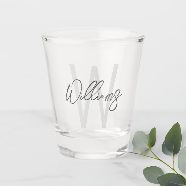 Modern Script Personalisiert Monogram und Name Schnapsglas (Von Creator hochgeladen)
