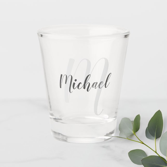 Modern Script Personalisiert Monogram und Name Schnapsglas (Von Creator hochgeladen)